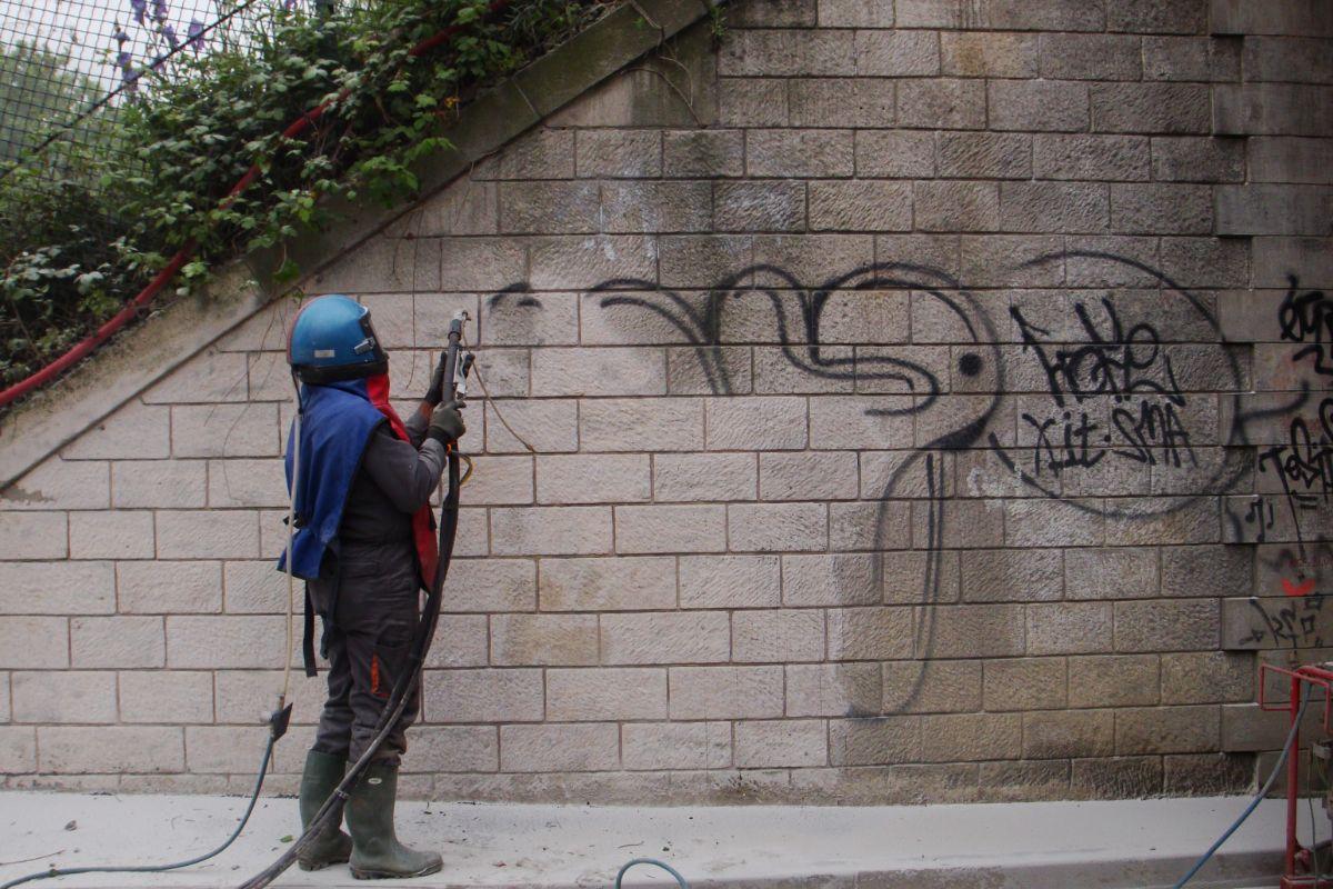 Hydrogommage, effacement des graffitis et tags